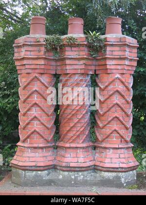 Une rangée de trois orné, restauré de style Tudor-pots de cheminée, à l'affiche au Musée des bâtiments historiques d'Avoncroft dans le West Midlands. Banque D'Images