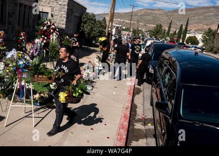 L'AADL Campos, 43, à gauche, d'El Paso, porte un arrangement floral d'être chargés dans des corbillards à la foi La Paz & Memorial Centre spirituel pour la livraison au mémorial pour les victimes de la prise de masse 3 août à El Paso, au Texas. Plus de 1 000 arrangements floraux ont été chargées dans 22 corbillards à partir des salons funéraires pour chacune des 22 personnes tuées dans le 3 août lors d'une prise de masse Walmart. (Crédit Image : © Joel Angel Juarez/fil Zuma Zuma) Crédit : Press, Inc./Alamy Live News Banque D'Images