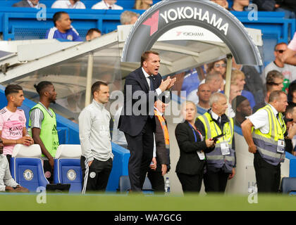 Londres, Royaume-Uni. 18 août 2019. Premier League anglaise, le Club de Football de Chelsea contre Leicester City ; Leicester City Manager Brendan Rogers crier des instructions à ses joueurs de la ligne de touche comme ils poussent pour un gagnant - strictement usage éditorial uniquement. Pas d'utilisation non autorisée avec l'audio, vidéo, données, listes de luminaire, club ou la Ligue de logos ou services 'live'. En ligne De-match utilisation limitée à 120 images, aucune émulation. Aucune utilisation de pari, de jeux ou d'un club ou la ligue/player Crédit : publications Plus Sport Action Images/Alamy Live News Banque D'Images