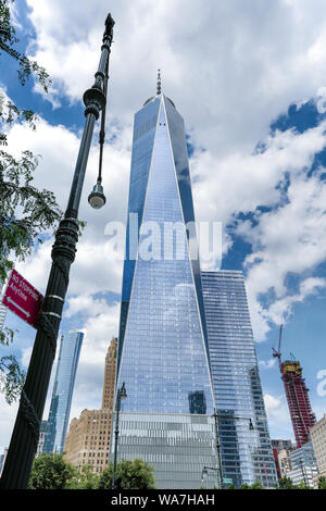 Piscine du sud de Mémorial National du 11 septembre avec One World Trade Center (Freedom Tower) Manhattan, New York, USA, Amérique Latine Banque D'Images