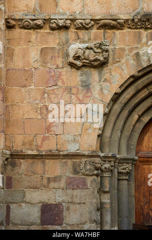 Détail de la décoration de la façade de Santa Maria d'Urgell cathédrale au coucher du soleil (La Seu d'Urgell, Alto Urgel, Lleida, Pyrénées, la Catalogne, Espagne) Banque D'Images