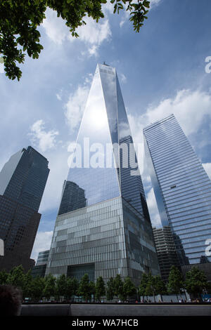 Piscine du sud de Mémorial National du 11 septembre avec One World Trade Center (Freedom Tower) Manhattan, New York, USA, Amérique Latine Banque D'Images