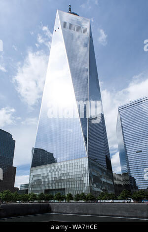 Piscine du sud de Mémorial National du 11 septembre avec One World Trade Center (Freedom Tower) Manhattan, New York, USA, Amérique Latine Banque D'Images