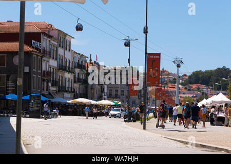 Portugal Vila Nova de Gaia promenade Rio Douro River Embankment touristes Téléphérique Teleférico de Gaia cobble Banque D'Images