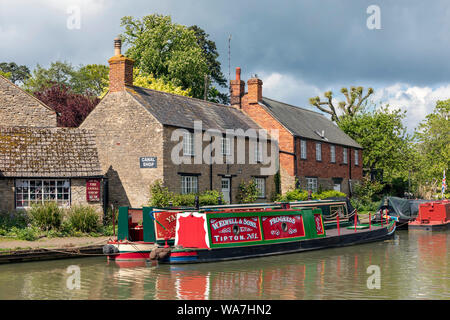 STOKE BRUERNE, NORTHAMPTONSHIRE, Royaume-Uni - 10 MAI 2019 : les barques de la Narrowboats amarraient le canal de Grand Union à côté de jolis cottages Banque D'Images