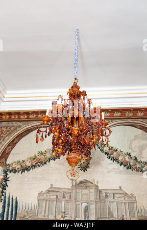 Un voyant orange lustre suspendu dans Frederik V salle du cabinet intérieur du château de Rosenborg, Copenhague, Danemark, Scandinavie Europe Banque D'Images