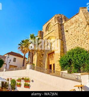 Façade principale de Divino Salvador église. Vue à partir de la Nuestra Señora de la Oliva street. Vejer de la Frontera centre-ville. La province de Cádiz, Andalousie, Banque D'Images