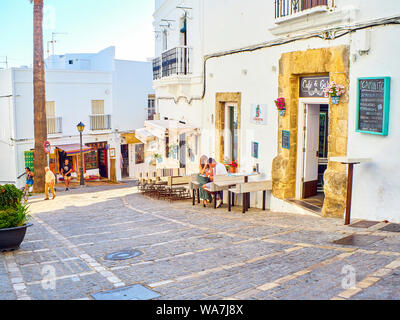 Une rue typique de murs blanchis à la chaux dans le centre-ville de Vejer de la Frontera. Nuestra Senora de la Oliva street. La province de Cádiz, Andalousie, espagne. Banque D'Images