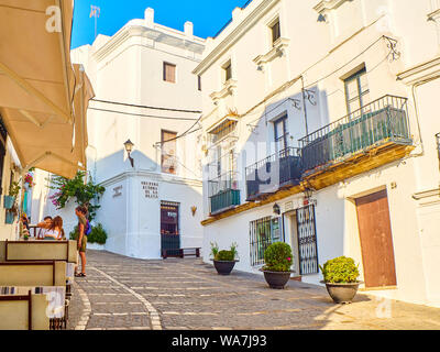 Vejer de la Frontera, Espagne - Juin 26, 2019. Une rue typique de murs blanchis à la chaux dans le centre-ville de Vejer de la Frontera. Nuestra Senora de la Oliva street Banque D'Images