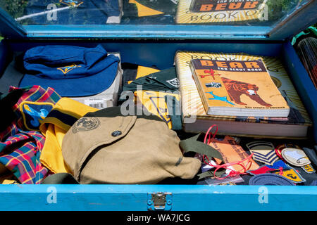 Une boîte de vieux objets rares boy scout sont un trésor pour un collecteur. Scoutisme mondial uniforme, insignes, livres et caps, magnifiquement préservé Banque D'Images