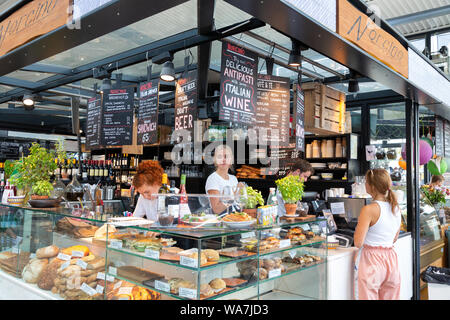 Le mode de vie danois ; Torvehallerne Copenhague ; food vendant des produits locaux dans le marché couvert, le centre-ville de Copenhague Danemark Scandinavie Europe Banque D'Images