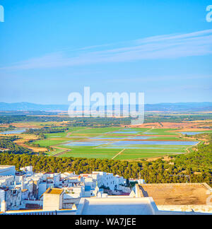 Une vue sur la La Janda comté avec les marais de la rivière Barbate. Vejer de la Frontera centre-ville. La province de Cádiz, Andalousie, espagne. Banque D'Images
