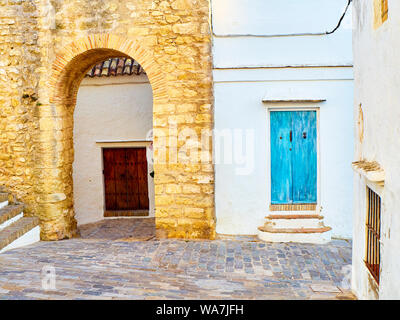 L'arc de la porte fermée, Arco de la Puerta Cerrada, dans le quartier juif de Vejer de la Frontera centre-ville. La province de Cádiz, Andalousie, espagne. Banque D'Images