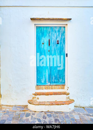Porte bleue avec la Hamsa ou Main de Fatima dans le quartier juif de Vejer de la Frontera centre-ville. La province de Cádiz, Andalousie, espagne. Banque D'Images