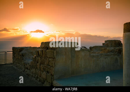 Beau lever de soleil sur la forteresse de Massada. Les ruines du palais du roi Hérode, Massada. Lever du soleil ciel du matin dans la région de la Mer Morte. Israël. Banque D'Images