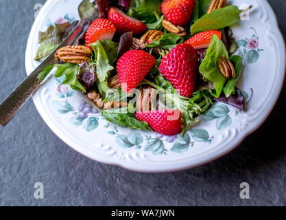 Un délicieux café ou fraise salade faite avec des produits frais Banque D'Images