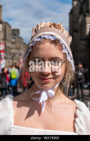 Edinburgh, Ecosse, Royaume-Uni. 18 août, 2019. Un interprète sur le Royal Mile, la promotion de Northanger Abbey de Jane Austen sur à l'Institut Français lieu 168 au cours de l'Edinburgh Fringe Festival. 17 ans Catherine vit une vie tranquille dans le pays avec des romans gothiques que pour l'excitation. C'est, jusqu'à ce qu'elle reçoit une invitation de la famille Tilney à les rejoindre à leur accueil, Northanger Abbey. Enfin, Catherine se sent comme si elle est tombée dans un de ses romans favoris, mais découvre bientôt les pièges de confondre réalité et fiction. Credit : Skully/Alamy Live News Banque D'Images