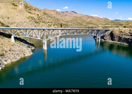 Pont de l'autoroute traverse l'eau dans un réservoir sur une rivière de l'Idaho Banque D'Images