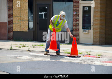 14 juin 2014 Valparaiso, au USA ; une femme travailleur de la construction se déplace sur des cônes de sécurité pour bloquer une zone de traffic Banque D'Images