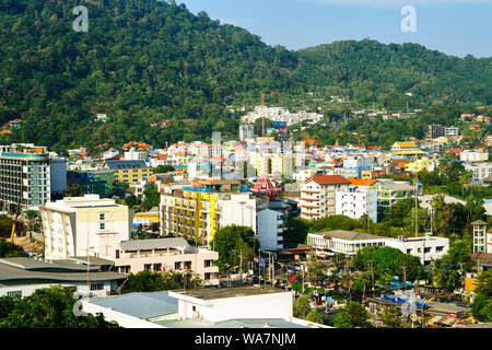 Vue aérienne de la plage de Patong, Phuket Island et les montagnes, ville urbaine avec ciel bleu. La mer d'Andaman, en Thaïlande. Banque D'Images