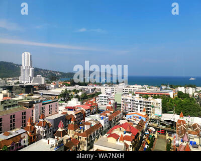 Vue aérienne de la plage de Patong, l'île de Phuket et la mer, ville urbaine avec ciel bleu. La mer d'Andaman, en Thaïlande. Banque D'Images