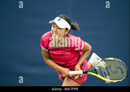 Kurumi Nara japonais servant contre Lara Arruabarrena d'Espagne à Aegon 2015 International - Eastbourne - Angleterre. Samedi, 20, juin, 2015 - Dev Banque D'Images