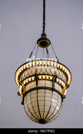 Une belle lampe de table antique se bloque à partir d'un plafond dans un bâtiment commercial Banque D'Images