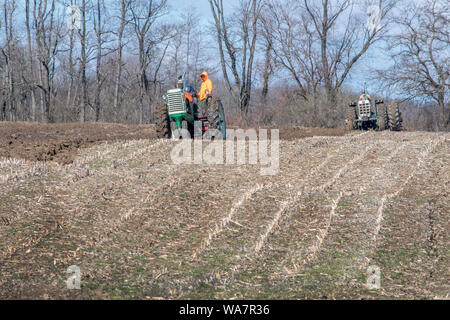 28 avril 2018 Buchanan MI USA ; les équipes travaillent à labourer un champ au cours de jours de charrue dans cette petite ville du Michigan USA Banque D'Images