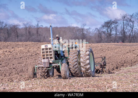 28 avril 2018 Buchanan MI USA ; un agriculteur sur son tracteur laboure un champ au cours de jours événement dans le Michigan USA Banque D'Images