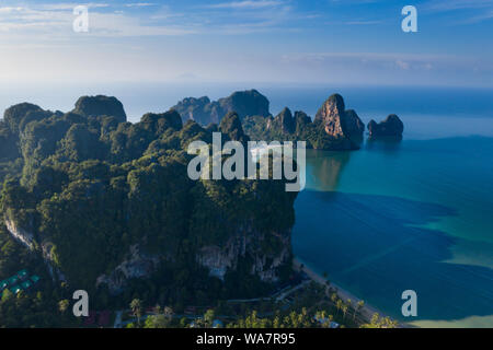 Drone aérien vue de roches karstiques tropicaux populaires voyage idéal pour randonnées Tonsai Beach, province de Krabi, Thaïlande Banque D'Images