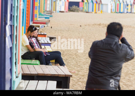 Melbourne, Australie. Les photographes professionnels sur la plage de Brighton en photographiant jeune couple, femme et homme. Banque D'Images