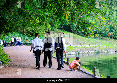 Uman, Ukraine 11.09 2018. Un groupe de garçons, une famille de juifs hassidiques, promenades dans le parc d'Ouman, le Nouvel An juif, religieux juif orthodoxe Banque D'Images