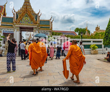 Bangkok, Thaïlande - juillet 2019 : des moines bouddhistes non identifiés et des touristes internationaux visitent Le Palais Royal Banque D'Images