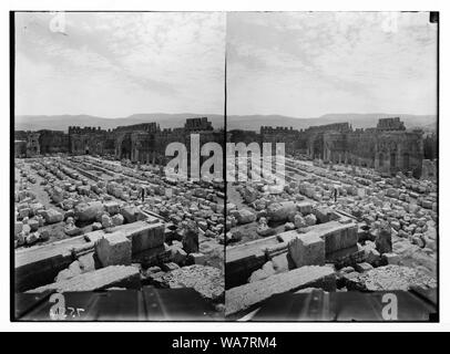 Baalbek. Grand court montrant les temples de Jupiter et de Bacchus, à S.E. Banque D'Images