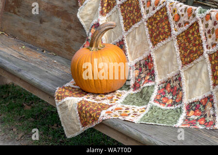 Orange citrouille sur une courtepointe d'automne fait main Banque D'Images