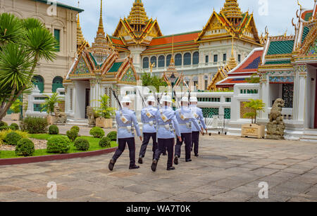 Bangkok, Thaïlande - juillet 2019 : les gardiens non identifiés de King gardes mars au Grand Palais Royal de Bangkok, capitale de la Thaïlande Banque D'Images