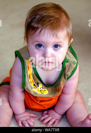 Sweet baby garçon aux grands yeux bleus à la recherche jusqu'à l'appareil photo Banque D'Images