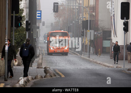 Autobus public Transantiago dans le centre-ville de Santiago, au Chili Banque D'Images