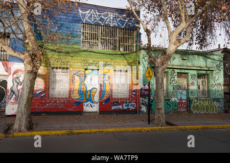 Scène de rue avec plusieurs peintures murales à Bellavista, Santiago, Chili Banque D'Images