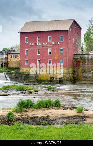 Bridgeton Indiana USA, 2 mai 2019 ; Bridgeton Moulin est une belle vue dans cette petite ville de l'Indiana. Assis haut sur un réservoir Banque D'Images