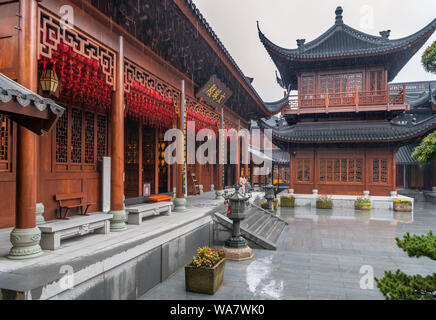 Cour intérieure sous la pluie battante au Temple du Bouddha de Jade, Shanghai, Chine Banque D'Images