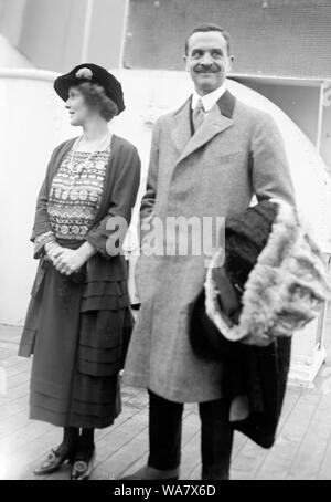 Lord et Lady Astor, Nancy Witcher Langhorne, Vicomtesse Astor Astor, (1879-1964) arriver à New York sur les Jeux Olympiques le 19 avril, 1922 Banque D'Images