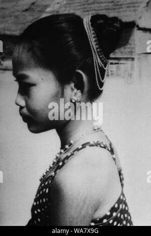 AJAXNETPHOTO. 1953-1957 (environ). INDO CHINE. Le VIETNAM. (Dans le pays EMPLACEMENT INCONNU.) - JEUNE FILLE VIETNAMIENNE AVEC DES CHEVEUX DÉCORATION. photo:JEAN CORRE/AJAXREF:RX7  228 191508 Banque D'Images