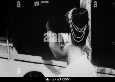 AJAXNETPHOTO. 1953-1957 (environ). INDO CHINE. Le VIETNAM. (Dans le pays EMPLACEMENT INCONNU.) - JEUNE FILLE VIETNAMIENNE AVEC DES CHEVEUX DÉCORATION. photo:JEAN CORRE/AJAXREF:RX7  229 191508 Banque D'Images