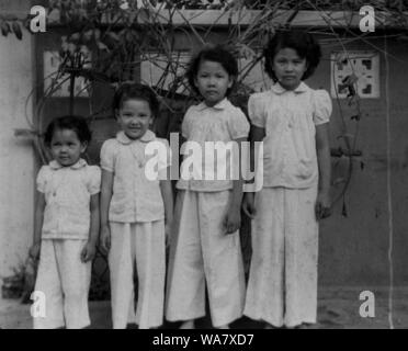 AJAXNETPHOTO. 1953-1957 (environ). INDO CHINE. Le VIETNAM. (Dans le pays EMPLACEMENT INCONNU.) - Les jeunes filles vietnamiennes bien habillé, PEUT-ÊTRE FRÈRES ET SŒURS. photo:JEAN CORRE/AJAXREF:RX7  284 191508 Banque D'Images