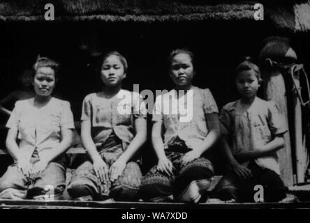 AJAXNETPHOTO. 1953-1957 (environ). INDO CHINE. Le VIETNAM. (Dans le pays EMPLACEMENT INCONNU.) - GROUPE DE FILLES POSE DEVANT L'APPAREIL PHOTO SUR UNE VÉRANDA DE MAISON SUR PILOTIS. photo:JEAN CORRE/AJAXREF:RX7  226 191508 Banque D'Images