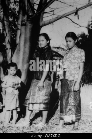 AJAXNETPHOTO. 1953-1957 (environ). INDO CHINE. Le VIETNAM. (Dans le pays EMPLACEMENT INCONNU.) - Deux jeunes filles en costume traditionnel AVEC PETIT ENFANT POSE DEVANT L'APPAREIL PHOTO . PHOTO:JEAN CORRE/AJAXREF:RX7  232 191508 Banque D'Images