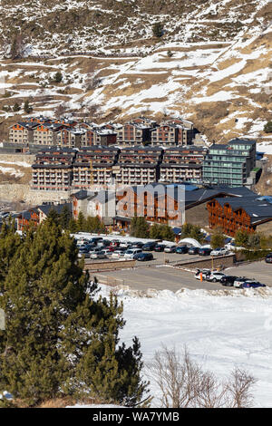 Vue du village dans les montagnes de la station de ski Banque D'Images