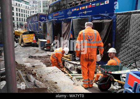 Les ouvriers et ouvriers de Thames Water travaillent à creuser la route avec des bus sur King William Street à l'été 2019 City of London England UK KATHY DEWITT Banque D'Images