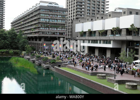 Les cérémonies de remise des diplômes et les étudiants avec les familles à l'extérieur du centre Barbican & Barbican Estate appartements et le lac, dans la ville de London, UK KATHY DEWITT Banque D'Images